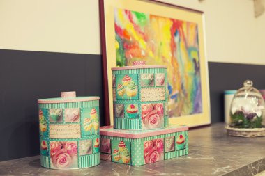 Sofra ve dekor, vintage metal kutular ile mutfak ile güzel mobilya