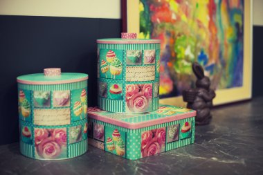 Sofra ve Dekorasyon, mutfak vintage kutuları ile güzel mobilya