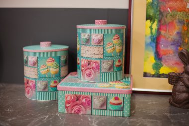 Sofra ve Dekorasyon, mutfak vintage kutuları ile güzel mobilya