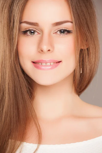 Retrato de uma jovem com belo sorriso — Fotografia de Stock