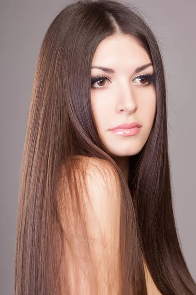 Cabelo bonito, retrato de uma jovem — Fotografia de Stock