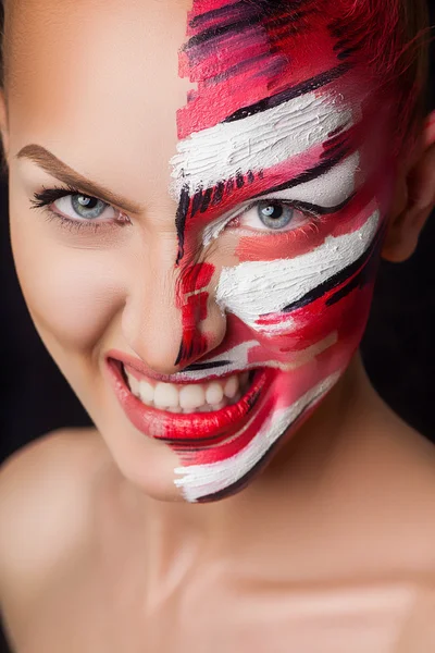 Hermosa mujer de la moda con el arte de la cara de color brillante y arte corporal. Pintura en la cara. Retrato creativo —  Fotos de Stock