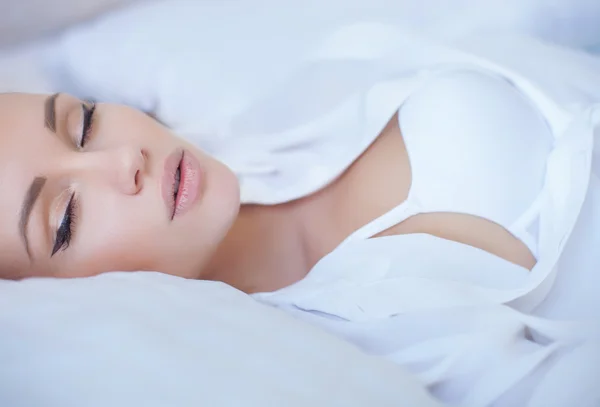 Şehvetli ve güzel bir kadın iç çamaşırı yatakta — Stok fotoğraf