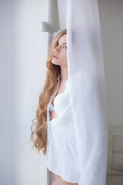 Şehvetli ve güzel bir kadın iç çamaşırı yatakta