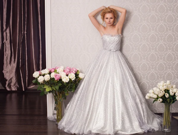 Beautiful and fashion bride in luxury interior — Stock Photo, Image