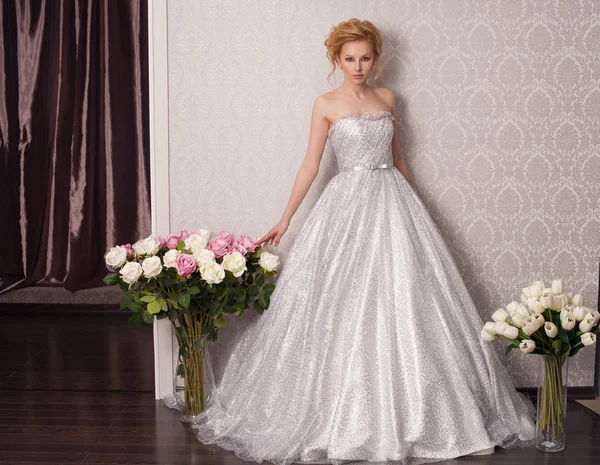Krásné a módní nevěsta v luxusním interiéru — Stock fotografie