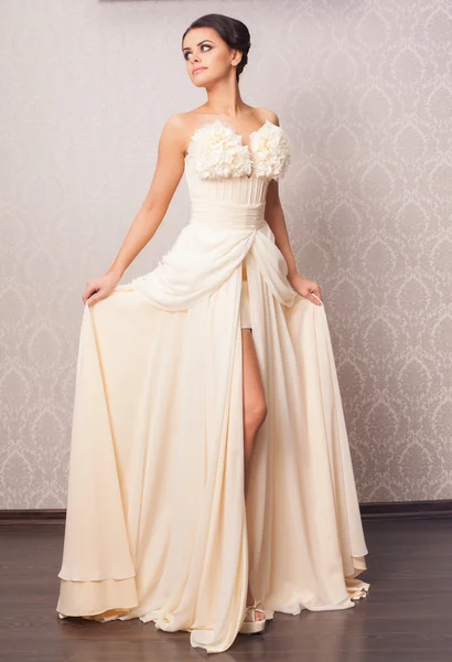 Beautiful and fashion bride in luxury interior — Stock Photo, Image