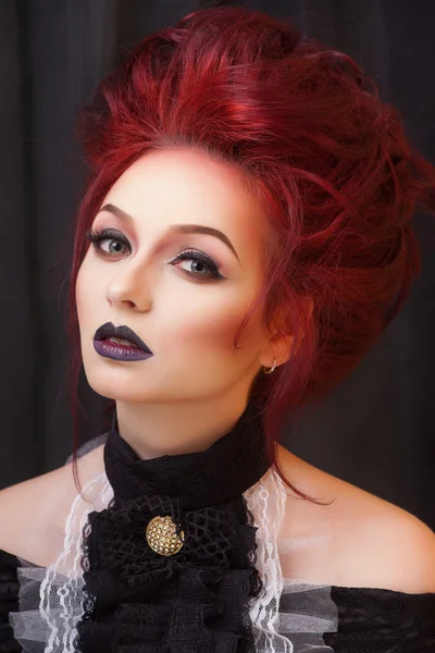 Donna sexy con trucco gotico e capelli rossi — Foto Stock