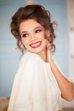 Provence tarzında kafede beyaz elbiseli şık çekici genç kadın