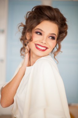 Provence tarzında kafede beyaz elbiseli şık çekici genç kadın