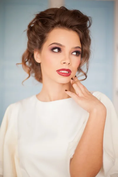 Modieuze aantrekkelijke jonge vrouw in witte jurk in café in Provence stijl — Stockfoto