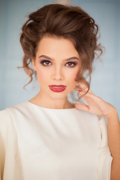 Jovem mulher atraente na moda em vestido branco no café no estilo Provence — Fotografia de Stock