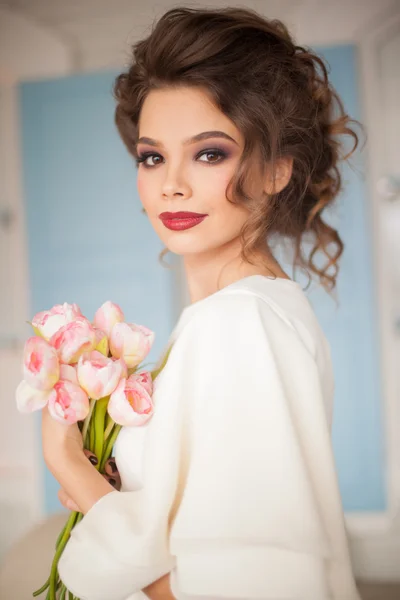 Moderní atraktivní mladá žena v bílých šatech v kavárně ve stylu Provence — Stock fotografie