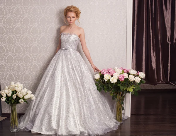 Beautiful and fashion bride in luxury interior — Stock Photo, Image