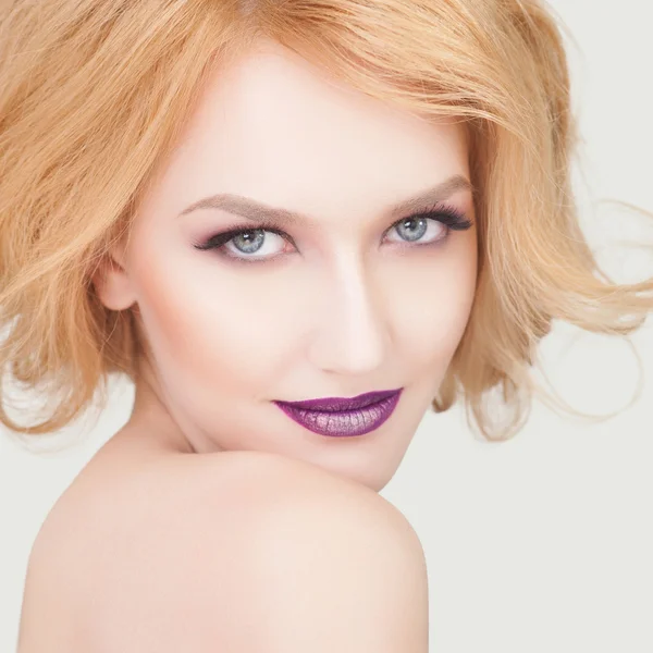 Švestka rty, close-up portrét módní blonďaté ženy — Stock fotografie