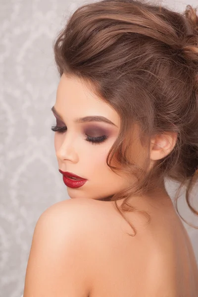 Sexig och mode kvinna med röda läppar och mode hairsyle — Stockfoto