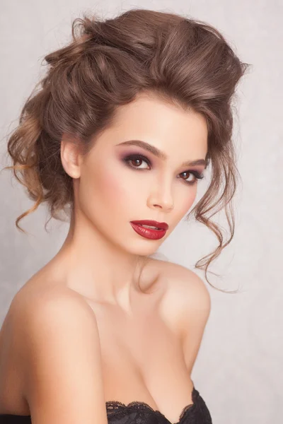 Sexy en mode vrouw met rode lippen en mode hairsyle — Stockfoto