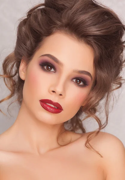 Sexy und modische Frau mit roten Lippen und modischer Frisur — Stockfoto