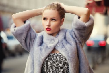 Kırmızı dudaklar şehirde yürüyüş ile kadın moda