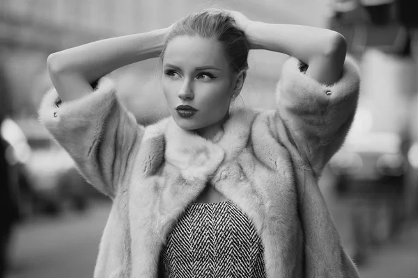 Mujer de moda con labios rojos caminando por la ciudad —  Fotos de Stock