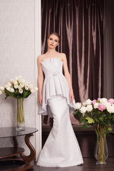 Beautiful and fashion bride in luxury interior — Stock Photo, Image