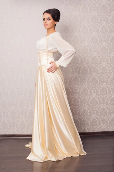 프로방스 스타일의 카페에서 하얀 드레스를 입고 유행 매력적인 젊은 여자 — 스톡 사진