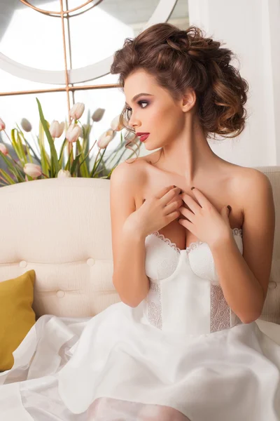 La mujer joven atractiva a la moda en el vestido blanco en la cafetería en el estilo Provenza —  Fotos de Stock