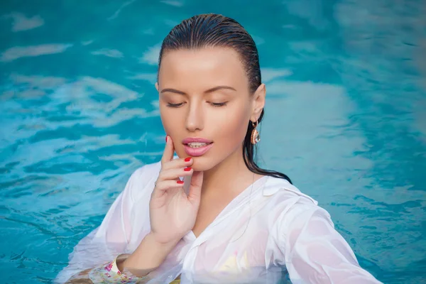 Fashion portrait of beautiful and sexy women in pool — Stock Photo, Image