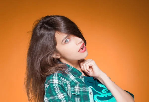 Young beautiful girl posing grimacing with chewing gum — Stock Photo, Image