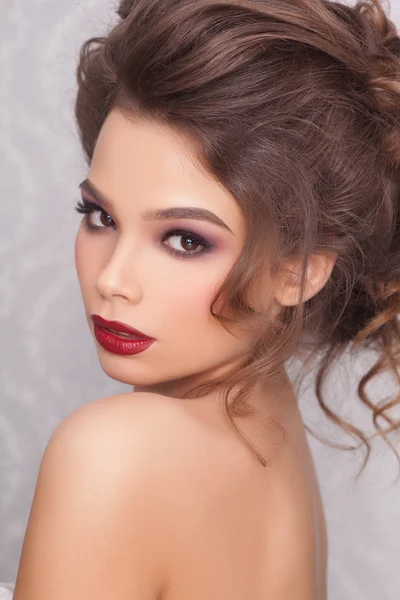 Sexy y moda Mujer con labios rojos y peinado de moda — Foto de Stock