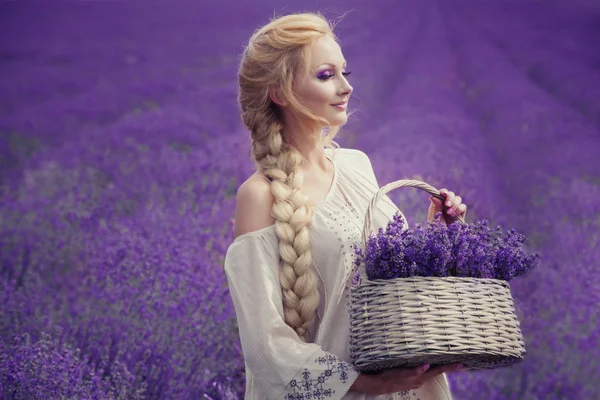 Retrato romántico de la hermosa mujer en el campo de lavanda — Foto de Stock