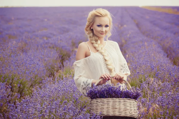 Romantik lavanta alanda güzel bir kadın portresi — Stok fotoğraf