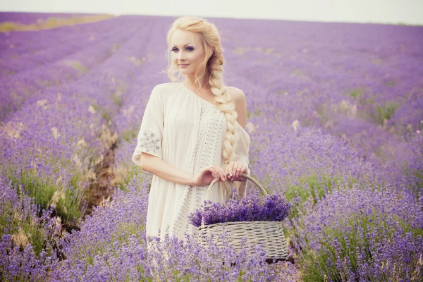 Romantiska porträtt av vacker kvinna på fältet lavendel — Stockfoto