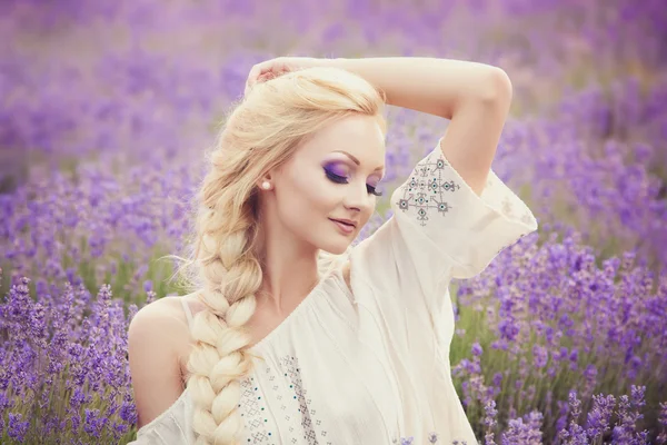 Ritratto romantico di bella donna sul campo di lavanda — Foto Stock