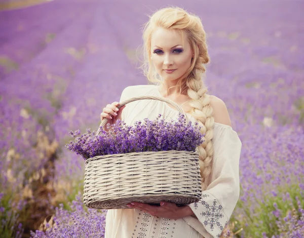 Retrato romántico de la hermosa mujer en el campo de lavanda — Foto de Stock