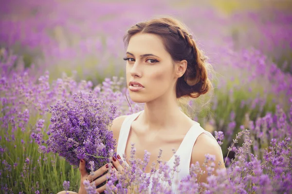 A levendula mező a gyönyörű nő romantikus portréja — Stock Fotó