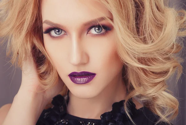 Hermoso cabello, retrato de una joven con hermoso maquillaje y labios de ciruela — Foto de Stock