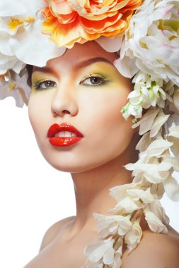 güzel ve çiçek çelenk ile kadın moda