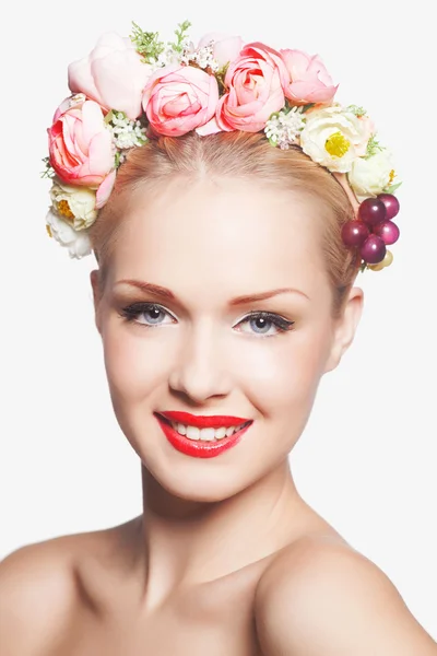 Portret van glamour blonde dame met bloemen krans — Stockfoto