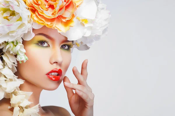Donna bella e alla moda con corona di fiori — Foto Stock