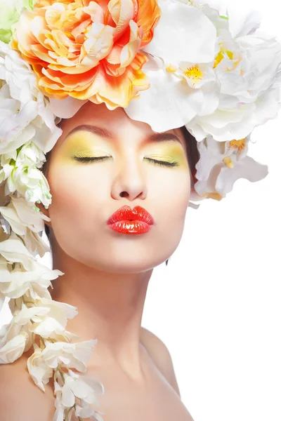 Mujer hermosa y de moda con corona de flores —  Fotos de Stock