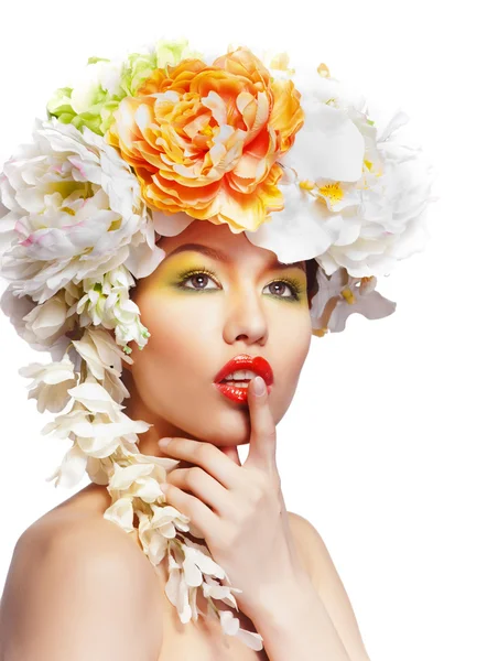 Όμορφη και μόδας γυναίκα με λουλούδι στεφάνι — Φωτογραφία Αρχείου