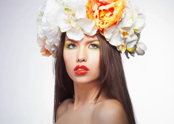 Mujer hermosa y de moda con corona de flores —  Fotos de Stock