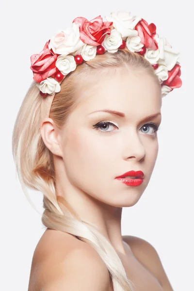 Porträt der Glamour-Blondine mit Blumenkranz — Stockfoto