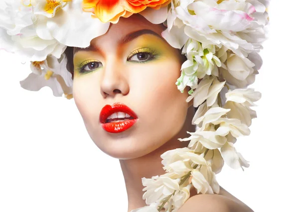 Mulher bonita e de moda com coroa de flores — Fotografia de Stock