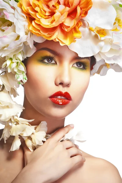 Όμορφη και μόδας γυναίκα με λουλούδι στεφάνι — Φωτογραφία Αρχείου