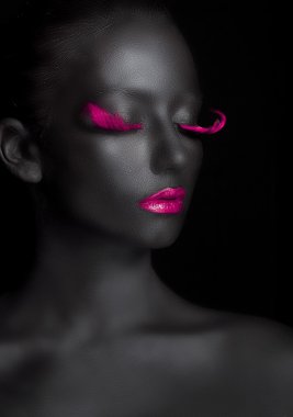 Yakın çekim moda portre renk makyaj esmer kızla