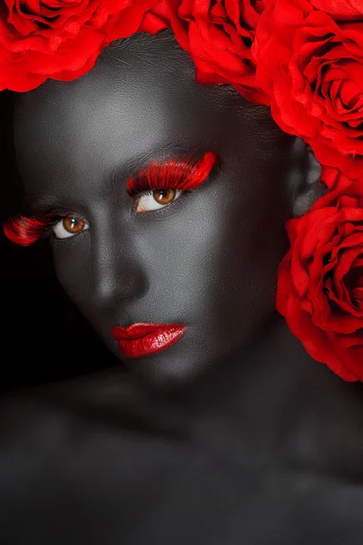 Close-up fashion portrait of a dark-skinned girl with color make-up — Stock Photo, Image