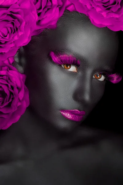 Close-up fashion portrait of a dark-skinned girl with color make-up — Stock Photo, Image