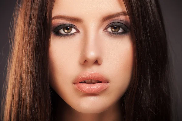 Beauté mannequin fille avec des yeux fumés maquillage, gros plan studio shoot — Photo